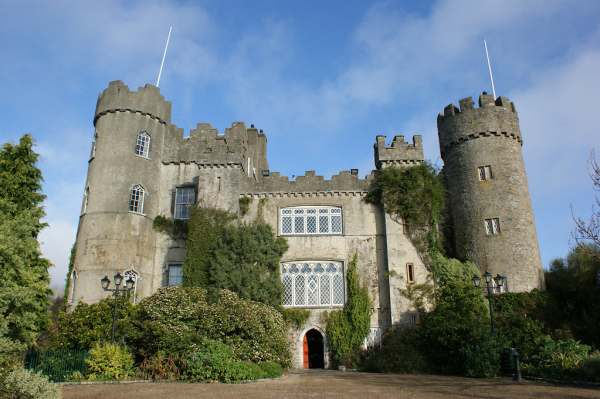 Leeds Castle - The Lovliest Castle in The World (History & Travel Tips)