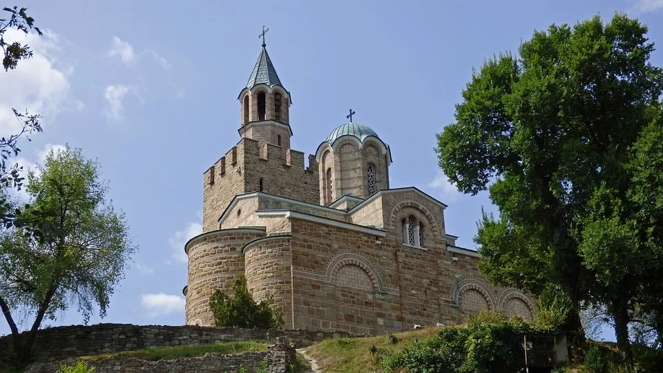 Looking up the hill to Tsarevets Castle